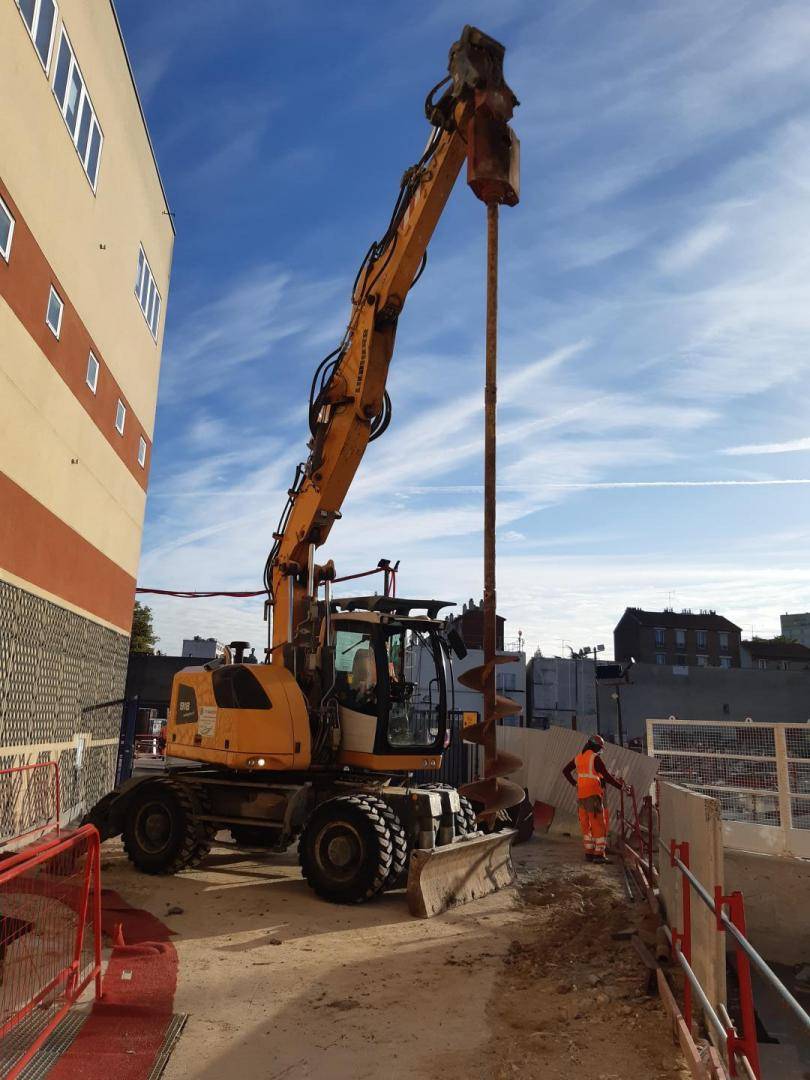 PELLE LIEBHERR A918 COMPACT SUR PNEUS EQUIPEE D'UNE TARIERE ROZZI POUR CREUSEMENT DE FONDATIONS SEMI-PROFONDES