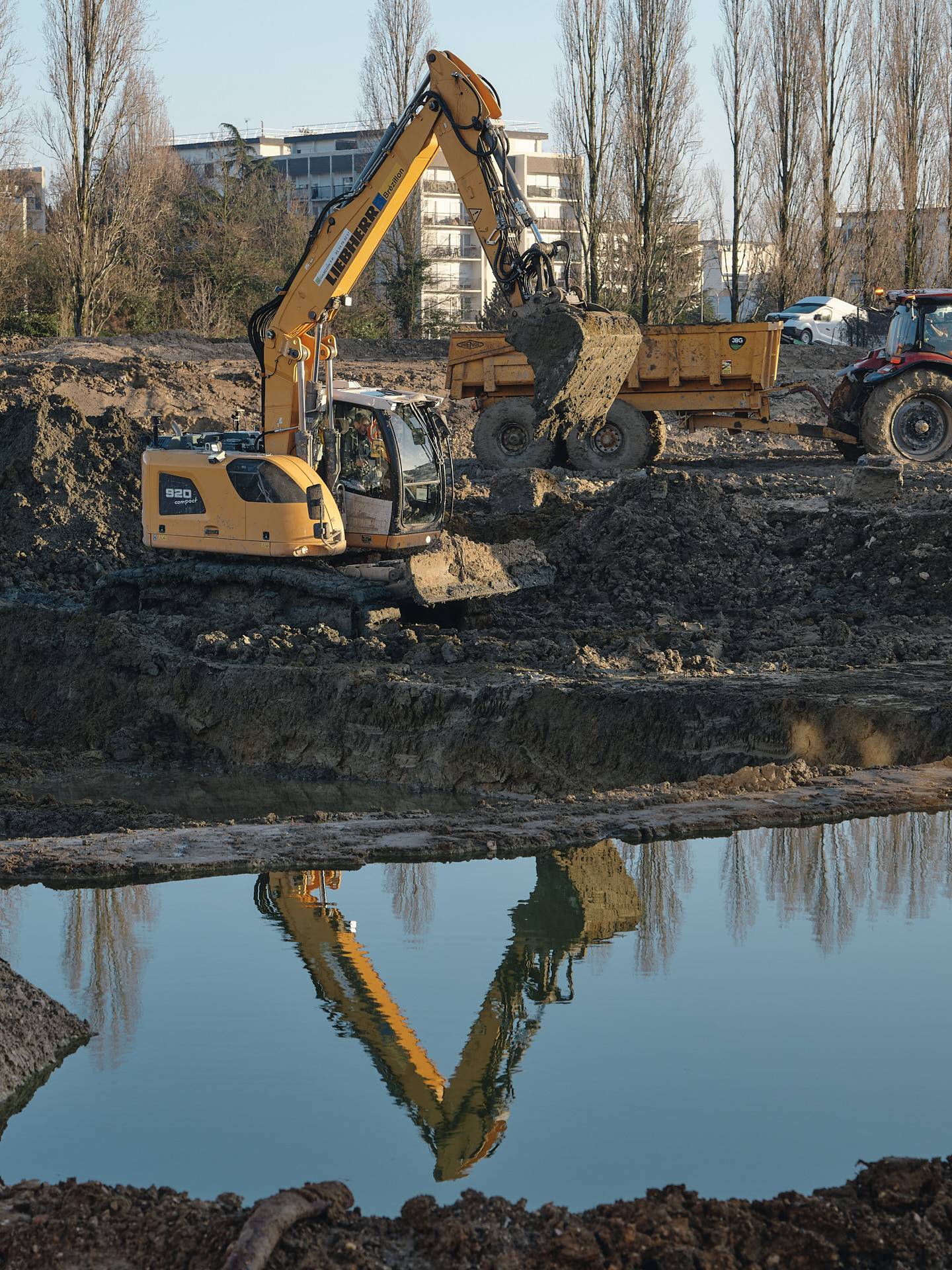 PELLE LIEBHERR R920 COMPACT GASCOIN TP - Chantier BOUYGUES POUR MICROSOFT