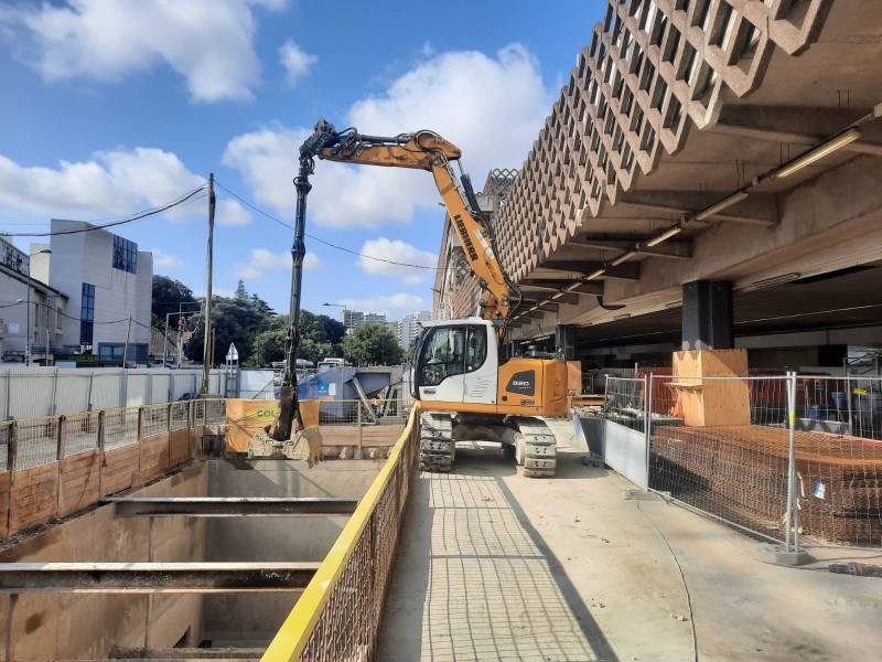 LIEBHERR R920 COMPACT Patins Caoutchouc Bati-long et Benne preneuse