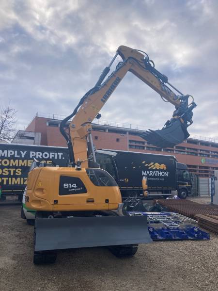 PELLE LIEBHERR R914 COMPACT SUR PATINS CAOUTCHOUC