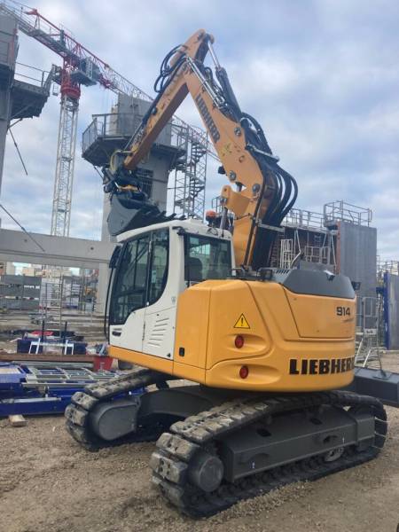 LIEBHERR R914 Compact sur patins Caoutchouc, avec Engcon 360 et Pince de Préhension