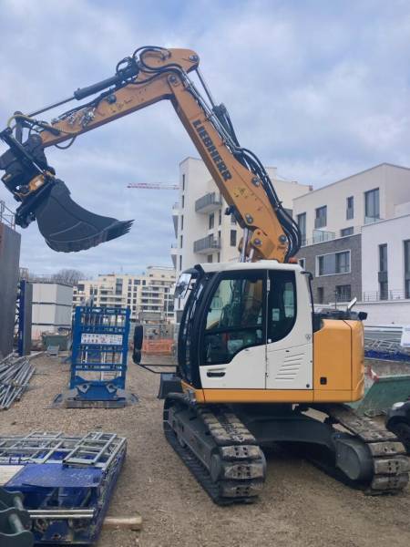 LIEBHERR R914 Compact Gascoin TP avec Engcon 360° et Pince de Préhension 1